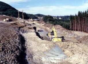 Erdarbeiten Hinten: neue Franzosenschluchtbrücke.