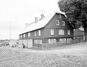 Schöneck, Kärrnerstraße 4. Vierseithof. Wohnhaus. Straßenansicht mit Einfriedung