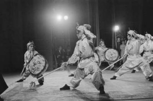 Szenenbilder aus der "Peking-Oper" , Komische Oper Berlin, 1956 : Gastspiel mit Tänzen, Instrumentalmusik, Arien und Volksliedern