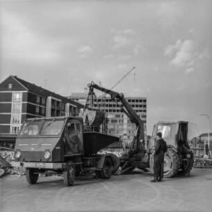 Dresden. Dumper Picco-Max (links) und T 157 mit Greifer : Maschinen- und Apparatebau Brandis, VEB