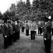 Ahrensburger Schützengilde: Schützenfest und Kreisverbandsfest: am Forsthaus Hagen: Kreisschützenkönig Fritz Wiese aus Meiendorf im Spalier der lokalen Schützenkönige: darunter Schützengilde-Kommandeur Walter Hauschildt
