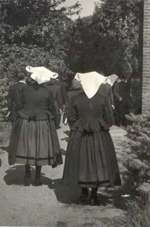 Trauertracht aus Dissen : Kleidung - niedersorbische Tracht. Ort: Dešno / Dissen. Niedersorbische Trauertracht (wird zu großen kirchlichen Feiern getragen).