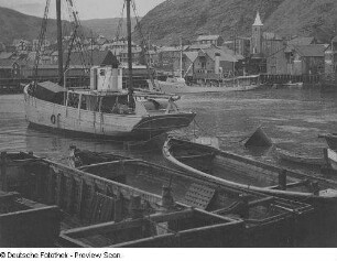 Nordlandfahrt 1932. Blick über das Hafenbecken zur Stadt (wahrscheinlich Hammerfest, Tromsö ist wohl Irrtum der Fotografin)