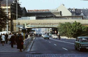Berlin, Friedrichstraße. Straßenbild von der Kreuzung Clara-Zetkin-Straße zum Bahnhof Friedrichstraße