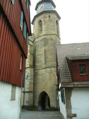 Stadtkirche-Kirchturm von Norden (im Kern Frühgotisch-Glockenstube mit Dach 1513 erneuert) über umgebender Hausgruppe am Kirchplatz