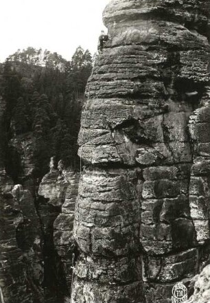 Sächsische Schweiz, Rathener Gebiet. Höllenhund. Seilschaft Ehrhardt Renger bei der 2. Begehung der Südostwand (VIIa [VIIIa])