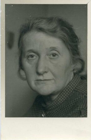 Porträt der Fotografin Ursula Richter, aufgenommen in Dranske auf Rügen