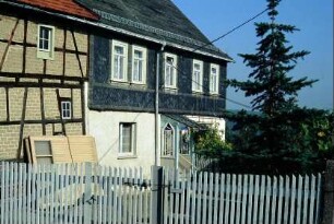 Fachwerkscheune mit Tuffziegelfachung, Haus mit Windfang