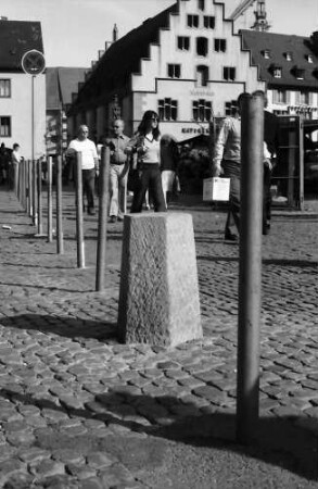 Freiburg: Neue Poller aus Stein zur Abgrenzung des Verkehrs vor dem Münster