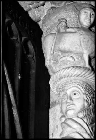Millstatt: Figur an der einer Säule am Kircheneingang