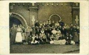 Gruppe von Frauen und Soldaten