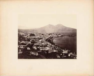 Panorama von Posillipo aus gesehen: Blick über die Stadt Neapel und die Küste, im Hintergrund der Vesuv