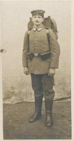 Foto eines Soldaten mit Rückentragegestell