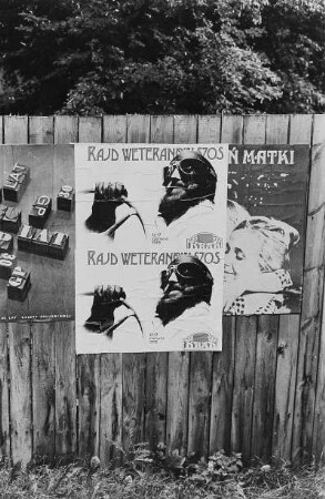 Plakate an einem Bretterzaun