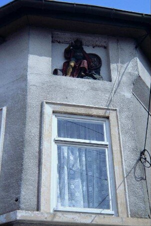 Detail voriges Bild: Reliefstein in Mauernische; Bacchus mit Fass