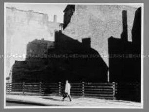 Häuserschatten in einer Berliner Straße