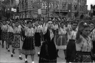 Chisinau: Vorbeimarsch von Mädchen in Tracht