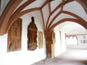 Stiftskirche-Langhaus im Nordnordwesten-Vorhalle mit kreuzrippengewölbter Decke sowie Epitaphien am Langhaus nach Westen in Übersicht