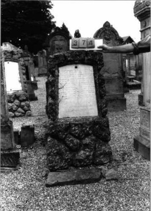 Grabstein 374 (Index: 99797377) Material: Granit, Marmorplatte Zustand: leicht verwittert Maße HxBxT: 132x57x35 cm Beschreibung: Stele rustiziert: Grabstein 374