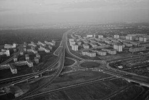 Luftaufnahme, Blick von Süden auf den Autobahnzubringer Siemensdamm (Stadtring) mit Wohnsiedlung Charlottenburg-Nord und Paul-Hertz-Siedlung. Berlin-Charlottenburg-Nord, Jakob-Kaiser-Platz