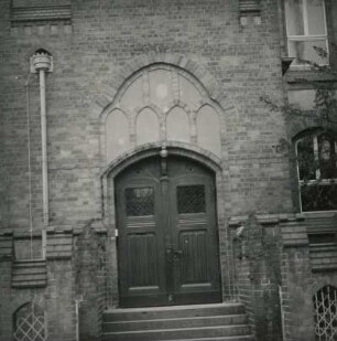 Spremberg, Wirthstraße 1. Gesamtschule (ehemalige Mädchenschule) (1905). Nebenportal