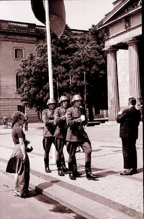 Berlin: Ost; Wachablösung am Ehrenmal