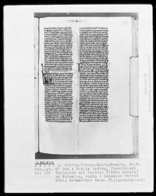 Biblia latina — Initiale V (erba neemie), darin reicht Nehemias dem König Artaxerxes Wein, Folio 202recto