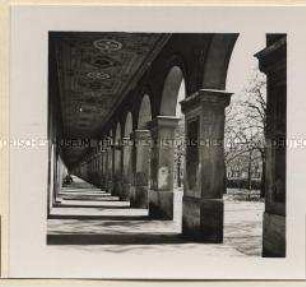 Die Arkaden in der barocken Parkanlage "Hofgarten" im nördlichen München