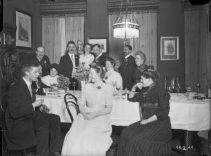 Albert Wiese mit seiner Verlobten (Anna Marie) Erna Gretschel im Familienkreis. Aufnahme mit Fernauslöser