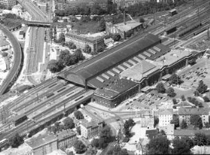 Dresden-Neustadt. Bahnhof Dresden-Neustadt (1898/1901). Bahnsteighalle und Gleisanlagen. Luftbild-Schrägaufnahme über den Schlesischen Platz nach Nordwesten
