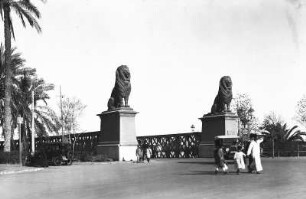 Kairo, Qasr-al-Nil Brücke (Khedive Ismail Bridge; 1872) mit Löwenskulpturen auf Pfeilern an den Brückenköpfen