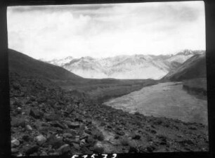 Indien. Kashmir. Ladakh. Muztagh-Karakorum. Rimdi-Tal bei Pamsal mit Flußterrassen gegen Tschangtschenberge