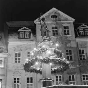 Schneeberg, Marktplatz : Bergmannsbrunnen "Neuer Anbruch" am Marktplatz, Winteraufnahme