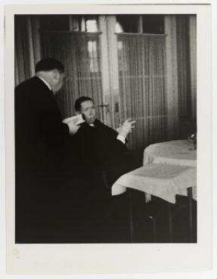 Nikolaus Titulescu bestellt ein Essen im Genfer Hotel des Bergues. rechts: Nikolaus Titulescu