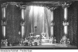 Die ägyptische Helena. Oper von Richard Strauss mit Elisabeth Rethberg als Helena, Curt Taucher als Menelas, Anneliese Petrich als Hermione, Maria Rajdl als Aithra und Friedrich Plaschke als Altair. Staatsoper Dresden, Uraufführung am 06.06.1928 als Auftakt der 1. Dresdner Opernfestspiele unter Leitung von Fritz Busch. Fotografie von Ursula Richter