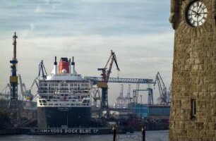Kreuzfahrtschiff Queen Mary 2 im Doch der Werft Blohm + Voss, HAmburger Hafen, 07.2016