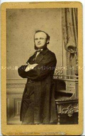Junger Mann im Gehrock mit Backenbart, Carte de Visite