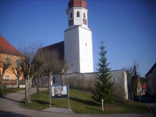 Halsbach-Ansicht von Nordwesten mit Kirche (romanische Gründung im 12 Jh) über Kirchhofmauer (Schießscharte in Brusthöhe erhalten - Wehrgang abgetragen)