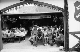 Sasbach: Buden und Anti-Atomkraftwerk-Schilder