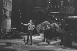 Szenenbilder aus "Don Quichotte", Comédie-héroique in fünf Akten von Jules Massenet nach Miguel de Cervantes. Komische Oper Berlin, Premiere 03.10.1971. Mit der Rosinante von Eddy Fischer.