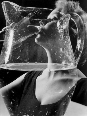 Werbefoto für die Hamburger Wasserwerke. Fotomontage. Das wassertrinkende Modell Eva Roscher durch eine Wasserkaraffe fotogriert.