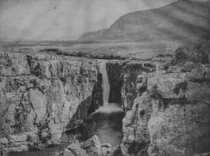 Wasserfall : Ein Wasserfall an einer Erosionsschlucht im Tugelatal