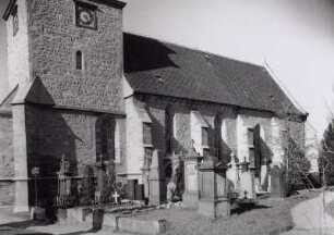 Dresden-Leubnitz. Dorfkirche (wohl 1. H. 15. Jh. , 1511 Chor). Teilansicht von Südwesten