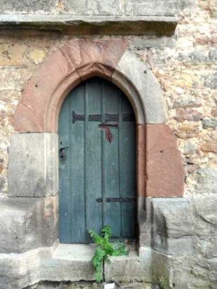 Stadtkirche-Kirchturm von Westen -Erdgeschoß- Tür mit spitzbogigem Gewände und Wappenornamentik im Schlußstein