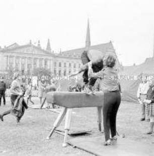 Bockspringen auf dem Augustusplatz während des Fests der Freundschaft in Leipzig