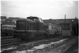 Diesellok V81 mit Triebwagen ET3 der Trossinger Eisenbahn, dessen Achsen in Gammertingen abgedreht wurden