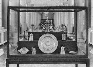 Vitrine mit Nürnberger und sächsischem Zinn : Dresden. Kunstgewerbemuseum. Vitrine mit Nürnberger und sächsischem Zinn aus dem 16./17. Jahrhundert