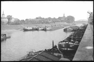 Gröba. Hafen mit Frachtkähnen