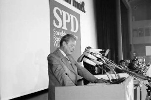 Freiburg: Stadthalle; SPD-Parteitag, Willy Brandt am Rednerpult
