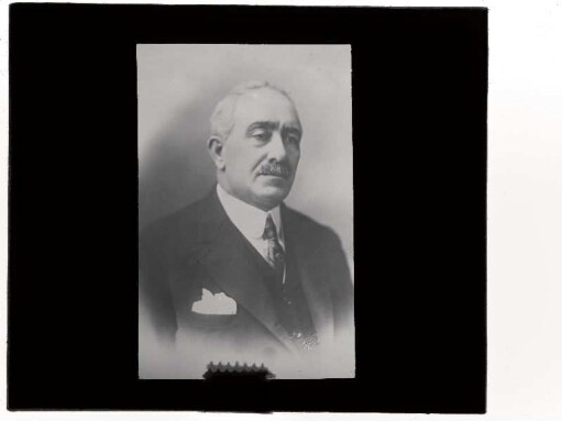 [Fotografia de retrato de uma pessoa não identificada]